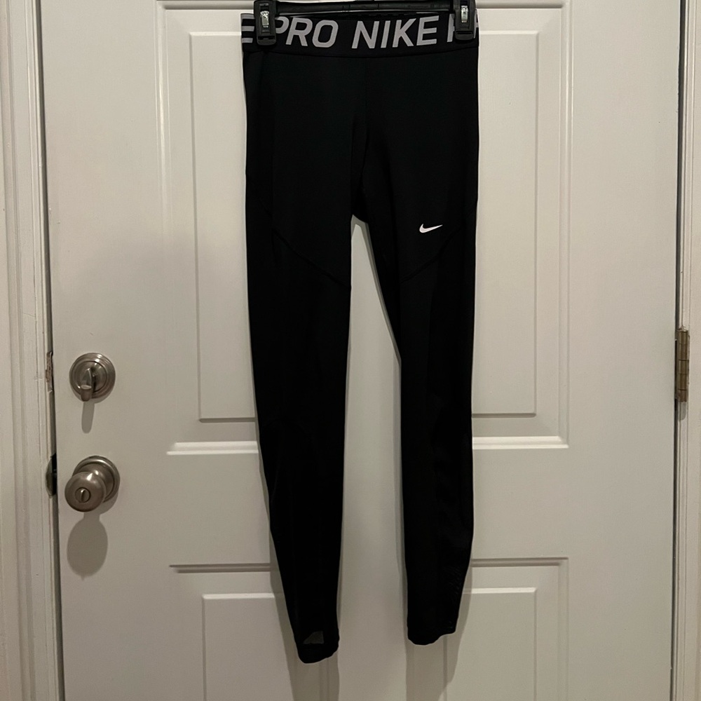 Black Nike pro leggings
Women’s Medium